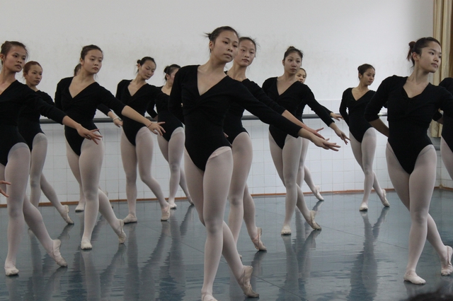 阿城舞蹈地膠服務(wù)周到