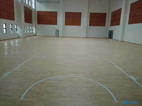 室內(nèi)籃球館木地板比pvc運(yùn)動地板更專業(yè)