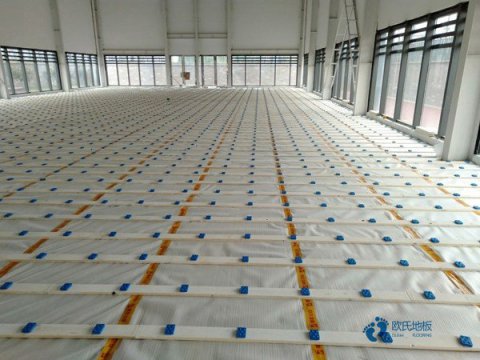 學(xué)?；@球地板的回彈率