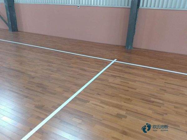 國標(biāo)運(yùn)動場地地板施工2