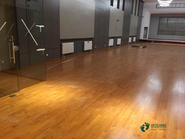 中學(xué)運(yùn)動籃球地板施工隊(duì)3