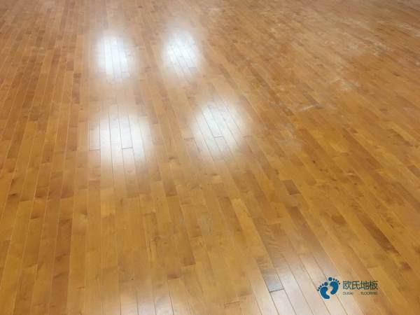 中學(xué)運(yùn)動籃球地板施工隊(duì)1