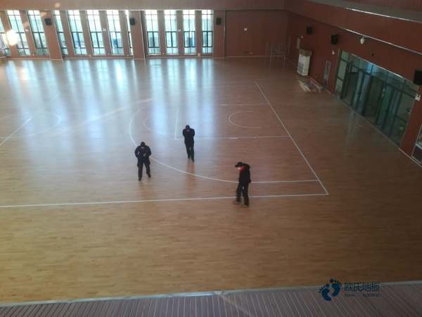 學(xué)?；@球地板用什么材料好3