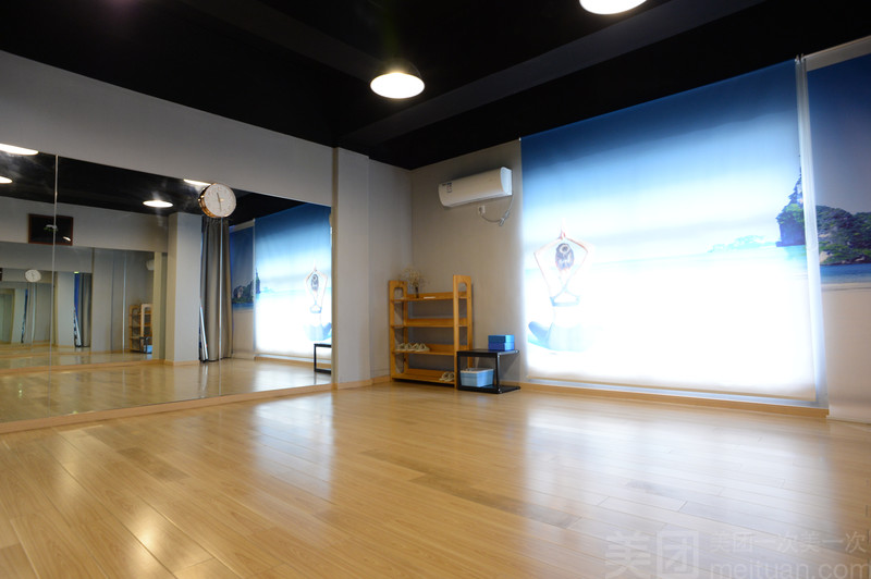 松木舞臺體育木地板施工團(tuán)隊(duì)3